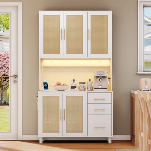 KOMHTOM Aparador LED de madera con 3 cajones, asas de metal dorado, 2 puertos USB y 2 tomas eléctricas, armario de almacenamiento moderno de ratán para sala de estar y cocina, color blanco