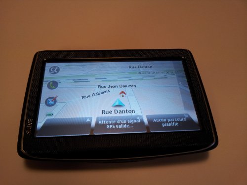 Il navigatore satellitare TomTom GO LIVE 825 per l'Europa ti offre la massima tranquillità durante la guida poiché è così facile da usare, grazie alla funzione di controllo vocale e allo schermo touch da 5 pollici