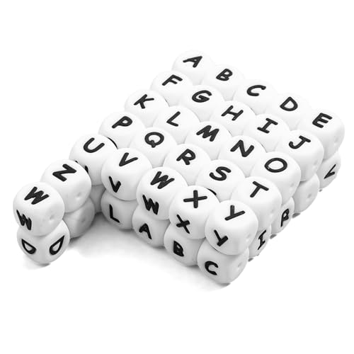 Set completo di perline con lettera: questo set contiene 52 perline quadrate con lettere, tra cui tutte le lettere dalla A alla Z. Ogni perlina con lettere per braccialetti è quadrata con un lato di 12 mm. Il numero è sufficiente per le tue esigenze