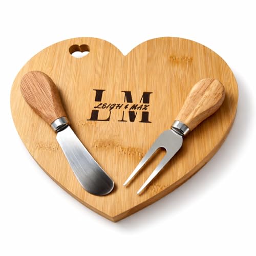 Tablero de corte con forma de corazón personalizado con utensilios – Juego de tablas de bambú grabadas a medida para parejas, bodas, aniversarios, Día de San Valentín, bienvenida al hogar y decoración de cocina miniatura 1