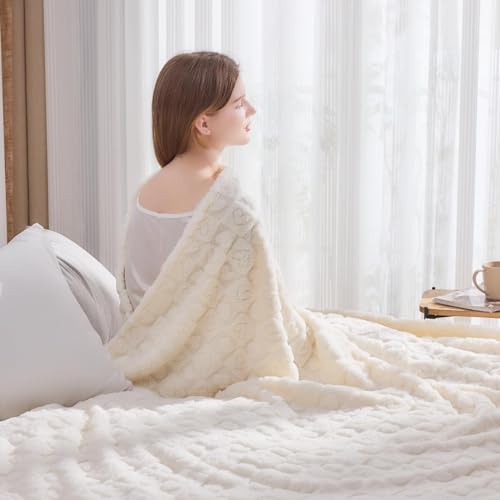 NEWCOSPLAY Super Soft Twin Blanket Ivory Premium Silky Flannel Fleece 3D Heart Checkered Lightweight Bed Blanket All Season Use (Ivory Heart, Twin(60"x80"))