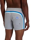 costume sundek bambino SEGUI IL SOLE: Nati durante il rinascimento del surf in California, questi intramontabili boxer da surf incarnano l'epitome di West Coast Cool. Venerati per la loro maestria di prim'ordine, lo stile ineguagliabile e la resistenza incrollabile, i boxer SUNDEK regnano sovrani come la scelta definitiva per avventure in spiaggia e a bordo piscina.