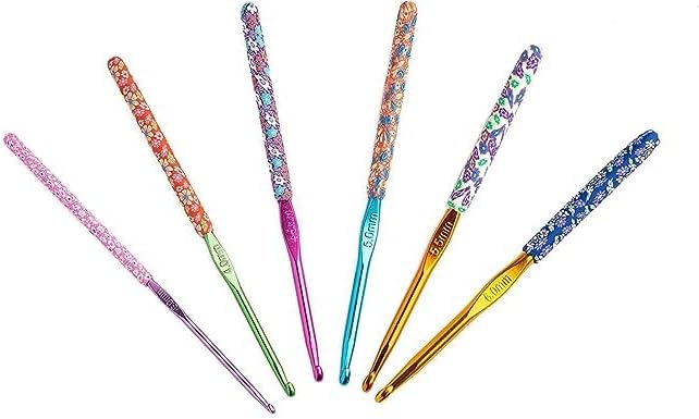 Miniatura 3 de The Quilted Bear Ganchos de ganchillo  Ganchos de ganchillo florales de agarre suave premium con mango ergonómico de arcilla polimérica, gama