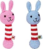 Sie gibt sanfte, fröhliche Geräusche von sich und erfreut die Kleinen. Die Minirassel ist auch ideal als kleines Mitbringsel oder wunderbares Geschenk zur Geburt oder Taufe geeignet.