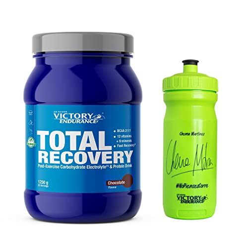 Victory Endurance PACK Total Recovery Sabor Chocolate (1250g) + Regalo Bidón Chema Martinez. Recuperación Post Entreno de Carbohidratos, Electrolitos y Proteínas. Con BCAA 2:1:1, Vitaminas y Minerales