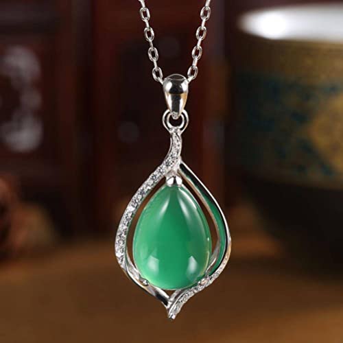 Collier calcédoine verte contre les décolletés ternes, pendentif goutte d'eau éclatant