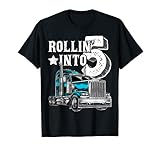 Rollin' into 5 ist ein süßes 5. Geburtstag Big Rig Semi Trailer Truck Shirt für Jungen, Mädchen, Kinder oder LKW-Liebhaber 5. Mit einer großen Rig-Grafik ist dieses tolle 5. Geburtstag Big Rig Shirt für Jungen sicher ein Hit auf jedem Trucker Geburtstagsparty.