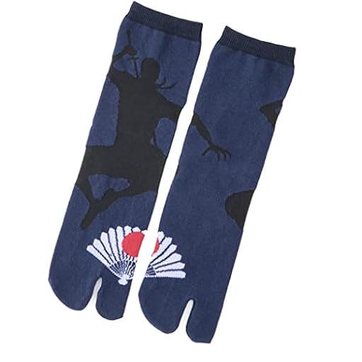NOREN Calcetines japoneses Tabi Socks (JAPANORAMA), fabricados en Japón, con estampado de sandalias, puntera dividida, talla unisex para hombres y mujeres, Talla adulto/Ninja Navy, Talla única | Ya disponible en tu tienda friki favorita! En mundofriki.es! NOREN Calcetines japoneses Tabi Socks (JAPANORAMA), fabricados en Japón, con estampado de sandalias, puntera dividida, talla unisex para hombres y mujeres, Talla adulto/Ninja Navy, Talla única | Ya disponible en tu tienda friki favorita! En mundofriki.es!