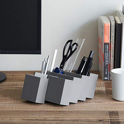 ジグザグのフォルムがスタイリッシュなリモコン収納アイテム。17.5度の美しい角度はデザイン性だけでなく、使いやすさを探求して生まれた角度なので、出し入れのしやすさも抜群です。