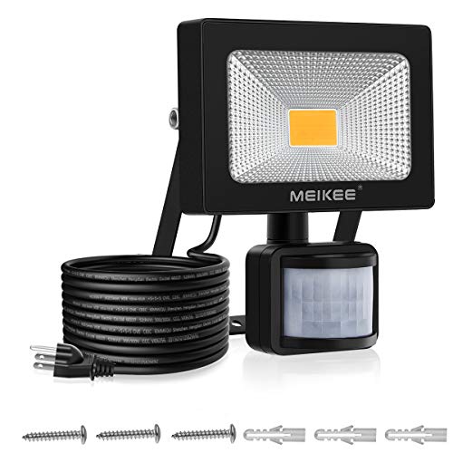 MEIKEE センサーライト 人感 10w LEDフラッドライト 3000K 900LM PIR屋外センサー投光器 防水照明 駐車場 玄関灯 倉庫 町内の防犯灯 電球色（PSE認証済 プラグが3つ口）