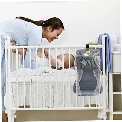 Pochette suspendue pour couches avec grands compartiments pour optimiser le lit bébé