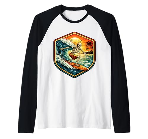 Cavalca le onde con stile in un design che combina uno scheletro surfer, un tramonto retrò e una tavola da surf epica. L'atmosfera vintage cattura l'essenza della cultura del surf rilassata, rendendolo un must per gli amanti dell'oceano e per coloro che amano il brivido del surf.