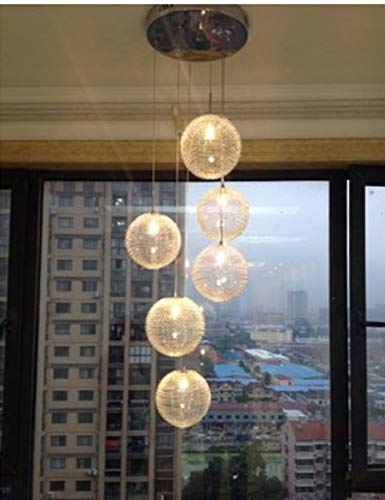 Suspension cage d'escalier pour combler le vide des hauts plafonds avec 6 globes lumineux