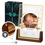 Idee cadeau bebe 1 an : Cette veilleuse personnalisée bebe est un choix idéal pour un cadeau bebe naissance. La plaque personnalisée avec support en bois et câble USB crée une decoration chambre bebe élégante et intemporelle.