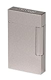 Das legendäre S.T. Dupont-Feuerzeug mit dem berühmten kristallklaren Ton, der beim Öffnen der Feuerzeugkappe entsteht. Aus der Zusammenführung eines erlesenen Designs und technischer Innovation ging eine klassische und zugleich moderne Reihe hervor, dessen neuestes Mitglied durch eine angenehm in der Hand liegende Mikro-Diamant-Struktur hervorsticht. Seitliches Reibrad - Mikro-Diamant-Struktur, Chromfarben Bitte verwenden Sie Dupont Gas gelb.