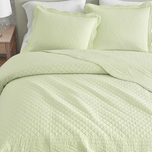 Image of Martha Stewart - Queen Size Quilt Set, Soft & Breathable Cotton Percale Quilted Bedding with Matching Pillowcases, Scalloped Edge Bed Set, Vintage Scallop Green