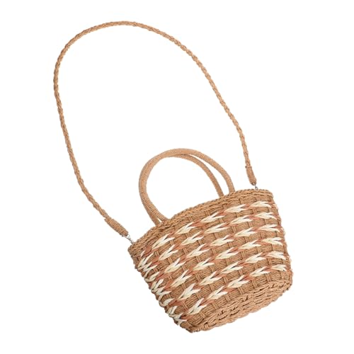 Paquet tressé en paille sous les arbres en randonnée ou sur le sable chaud de la plage