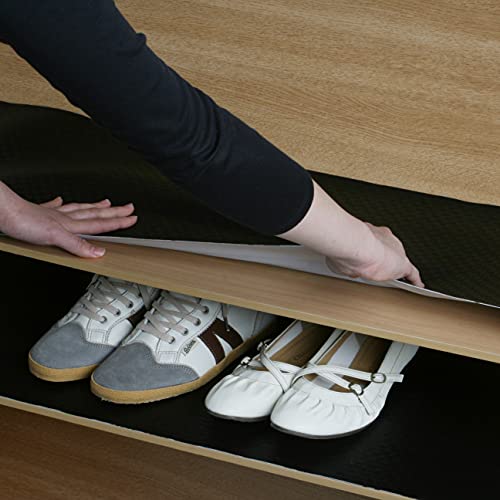 カビやニオイが気になる場合は、靴用のシートを使いましょう。いろんなタイプがありますが、消臭・抗菌・防カビ加工が施されたものがおすすめ。靴を直接置かないので、汚れてもシート自体を取り替えるだけでOKなので、シューズラックの掃除の手間が省けます。