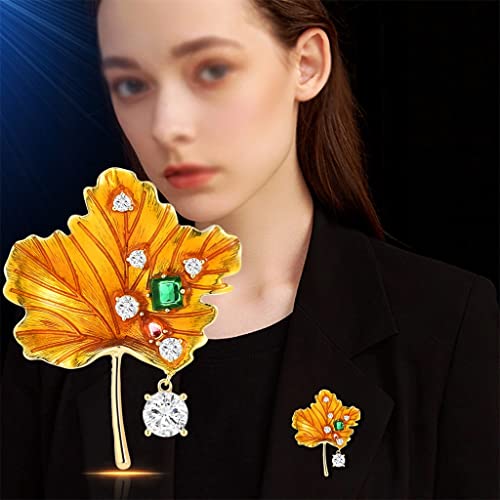 Broche feuille d'érable évidée en métal doré pour sublimer un blazer