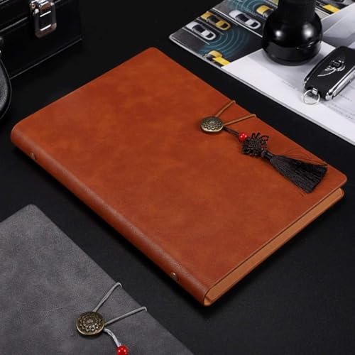 Cuaderno de escritura clásica de cuero con colgantes retro y hojas de papel nocturno en azul