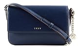 dkny tasche bryant Diesen DKNY Artikel zeichnen vor allem Hochwertigkeit und ein wunderschönes und zugleich schlichtes Design aus. Die edle DKNY Umhängetasche überzeugt zudem durch exakte Verarbeitung und hohe Qualität. Durch das kompakte Format eignet sie sich perfekt als Abendtasche. Maße: 23 x 15 x 6 cm