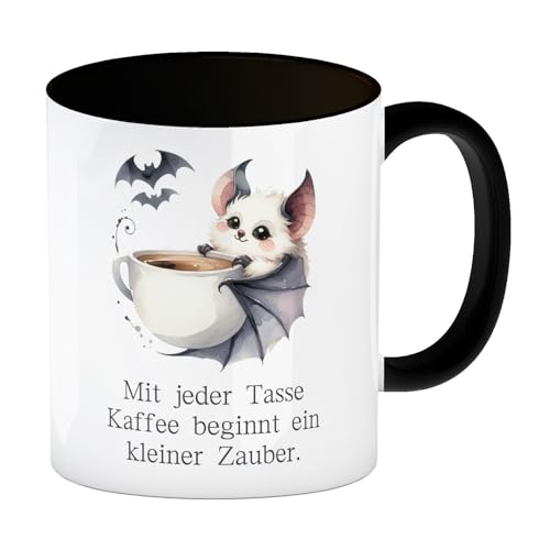 niedliche Fledermaus mit Kaffeetasse Kaffeebecher in schwarz mit Spruch Jede Tasse Kaffee birgt Zauber niedlich süß Cartoon Tasse Tier mit großen Ohren und Flügeln