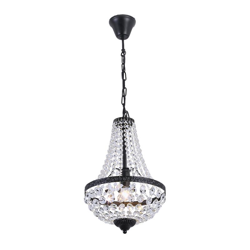 Lustre de ferme vintage suspendu au-dessus de la table de salle à manger