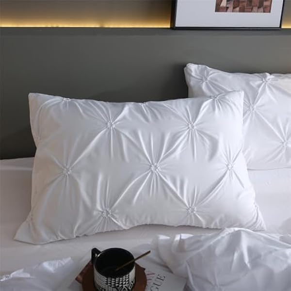 Комплект постельного белья King Size — комплект постельного белья для кровати размера «king size», трехкомпонентный комплект, включающий 1 наволочку для одеяла (90 x 104 дюйма) и 2 наволочки для подушек (50 x 90 см)