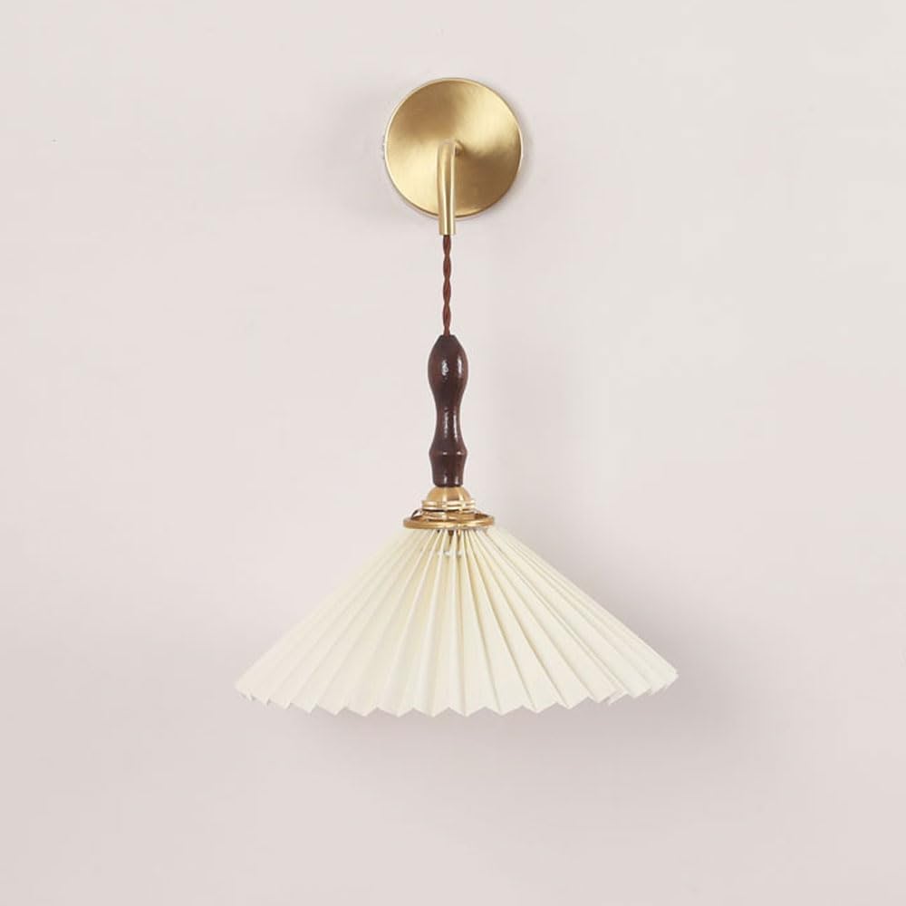 Applique chic en noyer et laiton pour infuser de la poésie dans votre salon