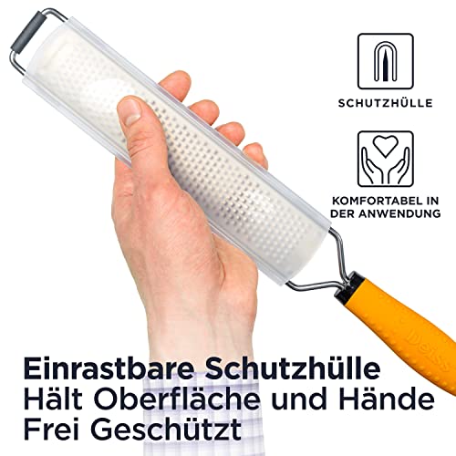 Foto von Deiss PRO Käsereibe - Parmesankäse, Zitrone, Ingwer, Knoblauch, Muskatnuss, Schokolade, Gemüse, Früchte - Rasiermesserscharfe Edelstahlklinge, breit, spülmaschinenfest