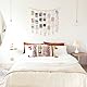 Mkono Makrame Hängende Foto-Display Boho Wand Dekor, Holz Perlen Girlande Bild Karte Collage Rahmen Halter mit 45 Clips für Schlafzimmer Wohnzimmer Schlafsaal, Teen Teenage Mädchen Geschenke