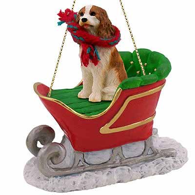 Cavalier Spaniel Chien Marron en traîneau de Noël, déco de salon festive