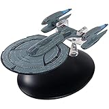 Die U.S.S. Chimera Modell fängt dieses wendige Gefäß perfekt ein, das von Starfleet Spielern in Star Trek Online geflogen wird. Es bildet in hochwertigem Druckguss die Untertassenform des Schiffes mit vier Gussstücken, die an ebenen Pylonen angebracht sind, die von der Rückseite des Rumpfes reichen.