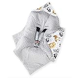 Maximaler Komfort: einfach tolle Einschlagdecke, optisch auch ein schicker Hingucker. 2 in 1 einsetzbar: wenn das Baby mal herausgewachsen ist, kann man diese Einschlagdecke immer noch als Decke oder Krabbeldeckchen hernehmen. Super Qualität nach mehrmaligem Waschen. Der Stoff ist nicht zu dick aber auch nicht zu dünn. Tolles Preis-Leistungsverhältnis. In EU hergestellt. Bessere Alternative für Fußsack oder Schlafsack.