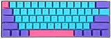 Teclado de modo compacto y personalizable de 61 teclas: este teclado mecánico 60% está diseñado ergonómicamente para aliviar eficazmente la fatiga de la muñeca y proporcionar a tus manos un estado más cómodo. Hay dos ángulos diferentes que puedes elegir para satisfacer tus necesidades de escritura/juego de larga duración. También puedes descargar cientos de efectos de iluminación en la biblioteca. Bienvenido a disfrutar del mini teclado BOYI 61
