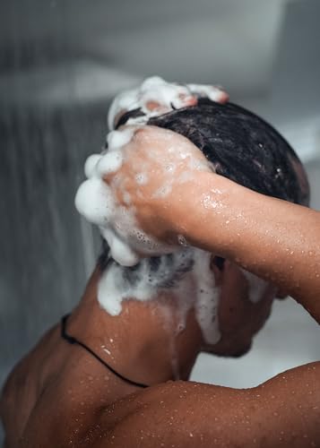 Shampoo e condicionador masculino Menzclub The One And Done 2 em 1 com frasco dispensador recarregáv