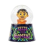 Illuminez votre prochain voyage : la boule à neige émet une lueur scintillante et remplie de paillettes lorsque vous appuyez sur l'interrupteur marche/arrêt au bas de la base en céramique. L'écran lumineux fonctionne via deux piles bouton LR44 (incluses).