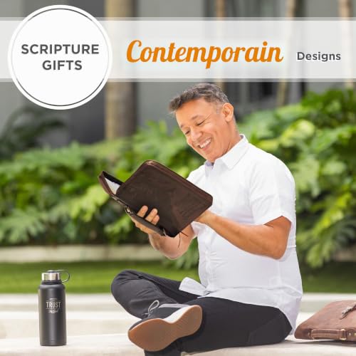 Christian Art Gifts Couverture de la Bible classique pour homme The Lord is My Strength Lion Exodus 15:2, en similicuir marron, taille L – vue 8