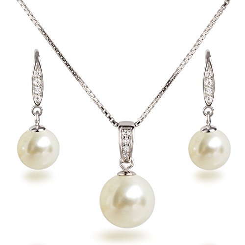Catena a maglia veneziana da 45 cm.Orecchini pendenti:Diametro delle perle di 10 mm. Lunghezza complessiva di perle: circa 28 mm.28 mm.Pendaglio:Ciondolo: perla da 12 mm. Lunghezza complessiva di perla: 23 mm.