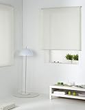 El estor enrollable está confeccionado en tejido traslúcido, así que, cuando está cerrado la entrada de luz es menor y el ambiente es más íntimo y agradable. Su diseño de tipo rejilla permite pasar la luz favoreciendo un efecto estético de gran belleza.
