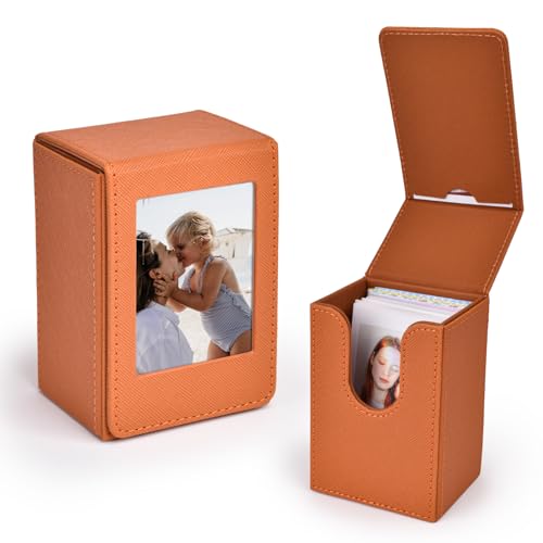 HIYQIN ミニ写真収納ボックス、3インチサイズ用 50枚写真入れ 大容量 フラップ式開閉フタ付き 前面に写真展示のポケット付き 写真収納ケース 片付け 整理 保管 室内インテリア 各種チケット/レシート/写真/ポストカード/推しグッズなどの分類収納に使