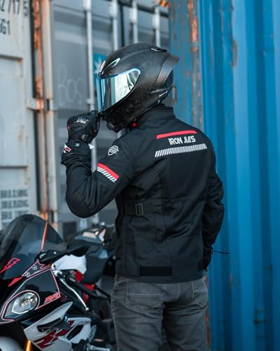 Vista posterior de un motociclista con chaqueta negra, mostrando el diseño reflectante