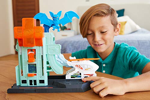 Hot Wheels City Hospital del Murciélago, pistas de coches de juguete (Mattel GJK90)