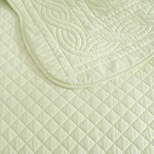 Image of Martha Stewart - Queen Size Quilt Set, Soft & Breathable Cotton Percale Quilted Bedding with Matching Pillowcases, Scalloped Edge Bed Set, Vintage Scallop Green