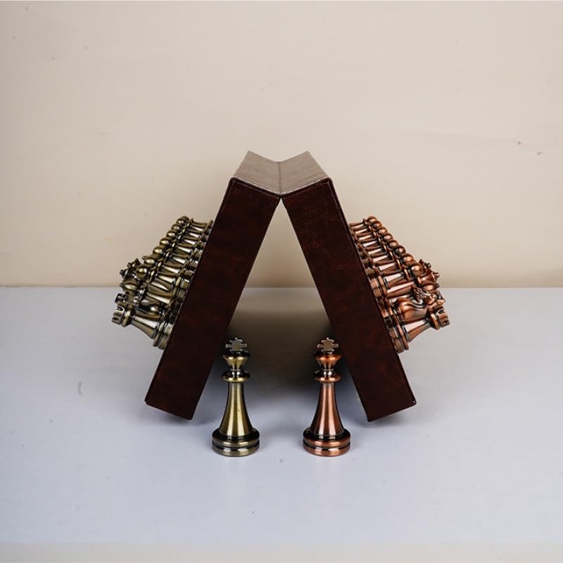 Set di scacchi retrò in metallo con scacchiera pieghevole in legno e pezzi standard classici fatti a mano. Set di scacchi in metallo for bambini e adulti. scacchiera portatile