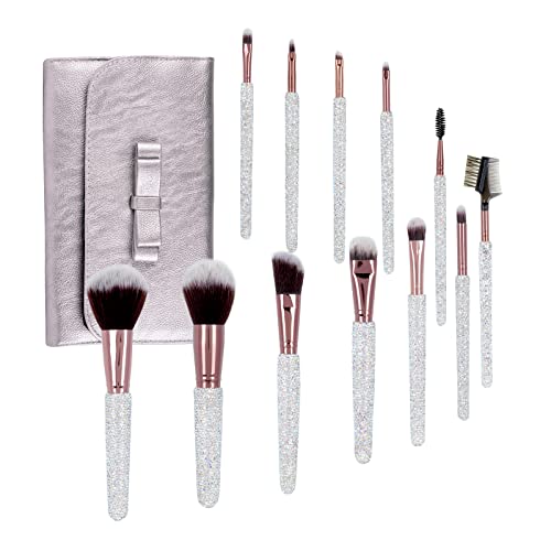 Pinceaux de maquillage pailletés et pochette blanche pour réussir votre look en voyage