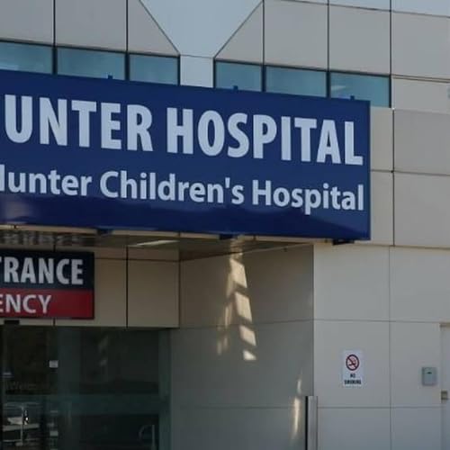 『Man attacked by shark remains in hospital in Newcastle』のカバーアート