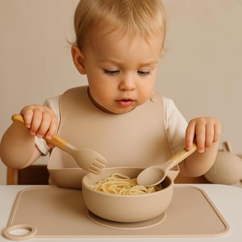 C|UTE – Kindergeschirr personalisiert mit Namen | Schüssel mit Saugnapf & Kinderbesteck (Esslernlöffel, Gabel) graviert | BPA-frei | Geschenk Babygeschirr ab 12 Monate (Taupe, Set ohne Lätzchen)