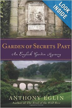 Paperback Garden of Secret's Past: An English Garden Mystery Book