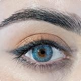 COLECCIÓN PERLA PRECIOSA: Perfecta para aquellos que quieran cambiar el color natural de sus ojos manteniendo una naturalidad y textura opaca pero delicada. Ofrece un efecto real y brillante con un resultado SOFISTICADO, recomendado para los ojos oscuros